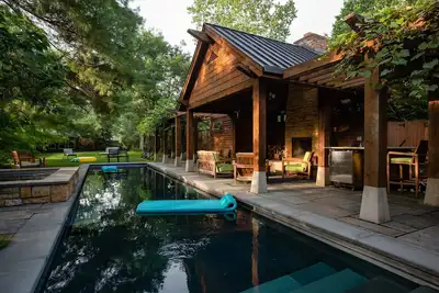 Image de Whole house-Backyard oasis-sleeps13