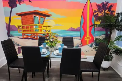 Image de Beach Theme ~ Mins to Cp & Sf ~ King/Wd/Pet Ok/Kids Friendly/Largest Mural