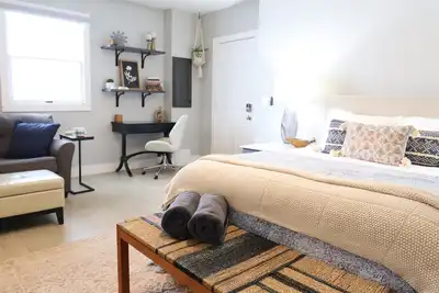 Image de Set on peaceful 5 acres, 5 min. from town, Private Building