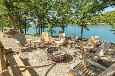 Image de Artilla Cove Cabin 4 - Lake views - Outdoor pool!