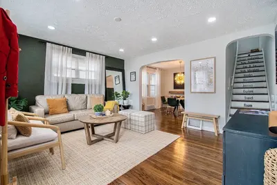 Image de Midtown Stay: King Bed I FirePit I Yard I 5 min Chi Arena I Cws I Creighton