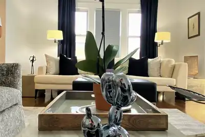 Luxury Designer 2 bedroom+office/3bed vacation home.
