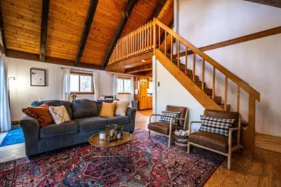 Image de Cozy Cabin in the Pines — Secluded Oasis, Minutes to Skiing & Lakes — Dogs ok!