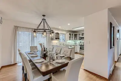 Image de Cheerful 4 Bedroom Home - Back Yard/Game Room!