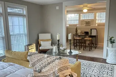 Image de Get comfy and cozy in this cute cottage in Calhoun!