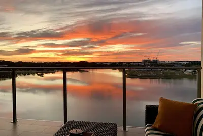 Image de Serene coastal waterfront apartment, private oasis, daily sunrises over ocean.