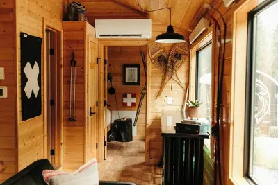Image de The Ski Haus: A Montana Tiny Cabin Forest Retreat
