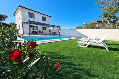 Image de Maison de vacances avec piscine et jardin dans un endroit calme, proche de la mer