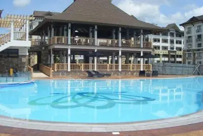 Image de 2 Br Condo close to Sm City, convenience store, coffee shop and downtown.