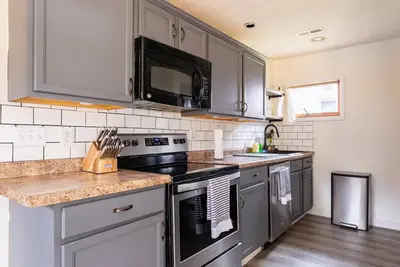 Image de Bright & Spacious Townhome - Close to Downtown!