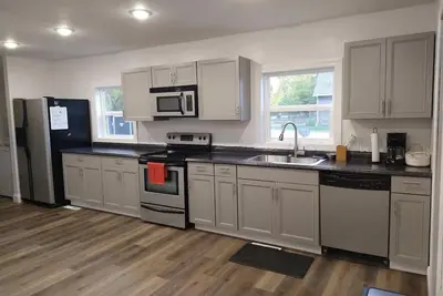 Image de Newly updated home across from the water, where you can relax enjoy the sunsets.