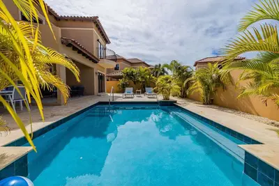 Image de 4br Villa @ Gold Coast w/ Pool + Gym & TennisCourt