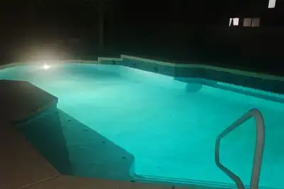 Image de Luxury oasis! Mins to highway and all stadiums