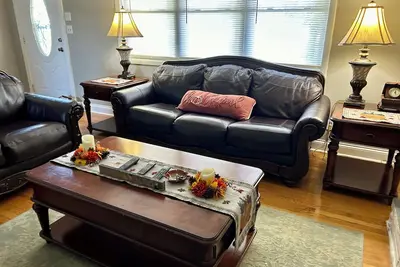 Image de Ranch home American Spa hot tub for 6, sleep number bed, pool table, smart tvs!