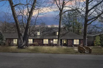 Image de Private & Modern Home on Greenbelt--close to Cedar Ridge Country Club