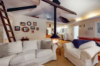 Image de Cottage in the woods with a firepit, grill, washer/dryer, & Ac - dog-friendly