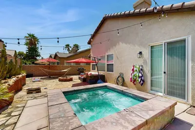 Image de Serene home with pool spa, gas fireplace, Ac, pool and golf access - dogs ok