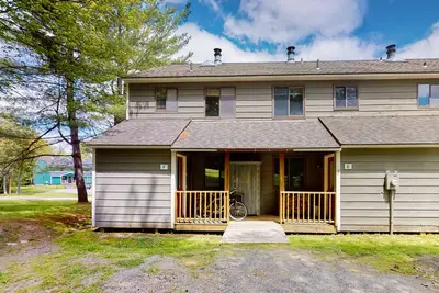 3-story mountain condo with deck, balcony, shuttle to slopes, fireplace, & W/D