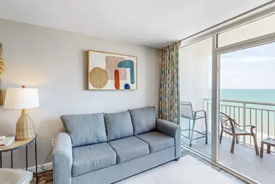 Image de Renovated oceanfront condo with pools, hot tub, beachfront access, & gym