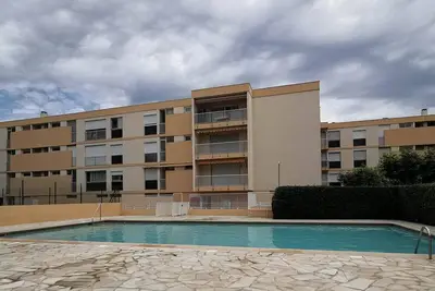 Image de Ref: Pou118: Location deux pièces, proche mer, avec piscine