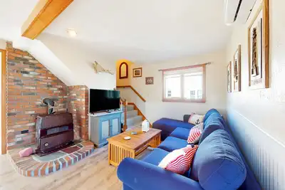 Image de Dog-friendly coastal home steps from beach with grill, firepit, & washer/dryer