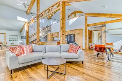 Image de Enchanting home with hot tub, skiing, golf nearby, full kitchen, & washer/dryer