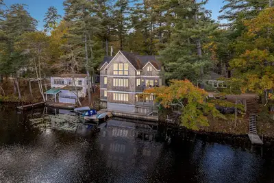 Image de Stunning Lakefront Home