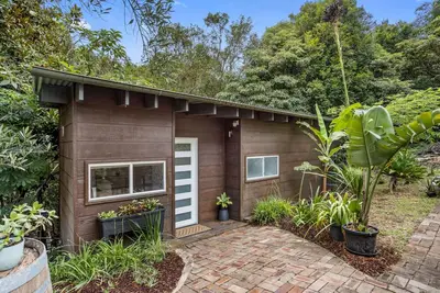 Image de Cute, private 2br cottage ‘in the trees’, plus sofa bed, great location