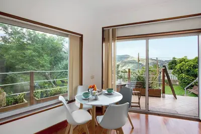 Image de Appartement de vacances \"Carmelo Y Carmela 2\" avec vue sur les montagnes, terrasse privée et Wi-Fi.