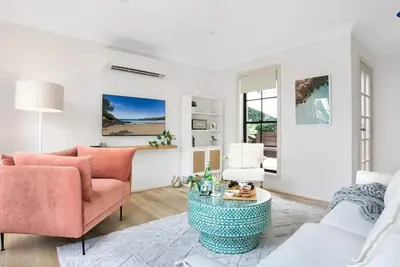 Image de Palm Breeze – stylish, light-filled coastal house just minutes from the beach.