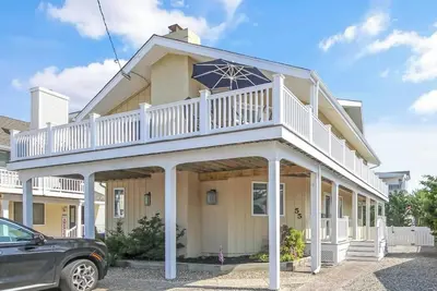 Image de Pool & 3 Houses From The Beach!