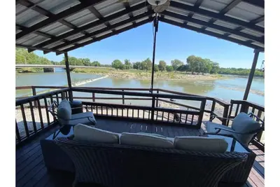Image de Cozy riverside cabin on the Neosho river