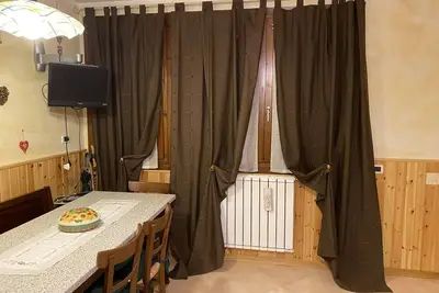 Image de Appartement \"Sulle Piste Da Sci\" avec vue sur les montagnes et jardin partagé.
