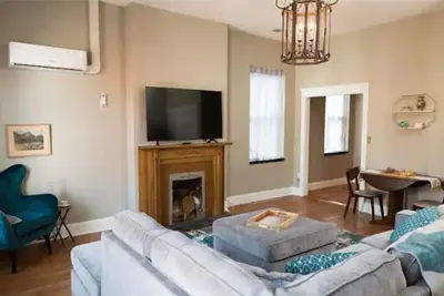 Image de Main St. Mecca by shops, restaurants and bars