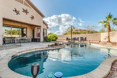 Image de Private heated pool, Billiards, Darts, Shuffleboard, Axe throwing and More!