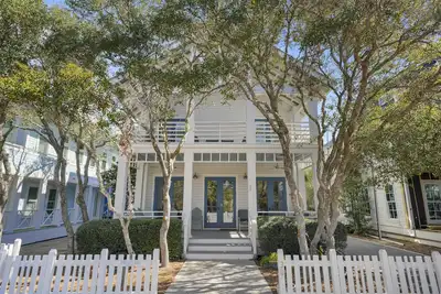 Wow Renovation, Nice Porches, & Tower, 4 Houses to Beach in Seaside + 2 Bikes