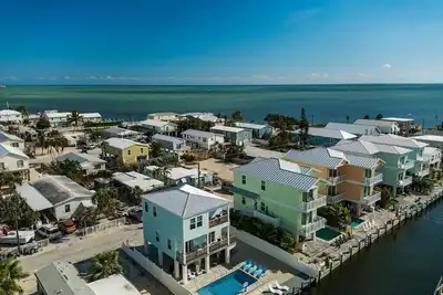 Image de Direct to Ocean! 3br 2. 5b Home with Private Pool, Bikes, Paddleboards!
