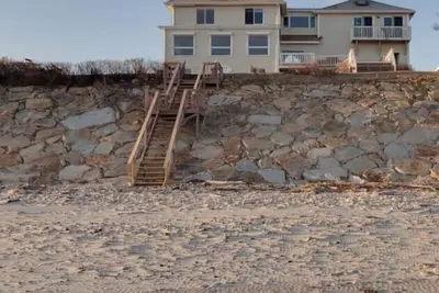 Image de Beautiful 5 Br 3 Bath Ocean Front with Private Beach!