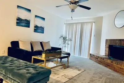 Image de Entire Condo Terrace @ Bellaire & Kim Son next to park with pool, & tennis court