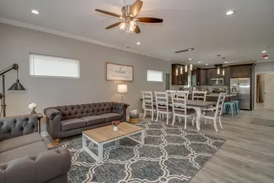 Image de Family or Business - Sleeps 30, less than 1/4 mile Buckroe Beach!
