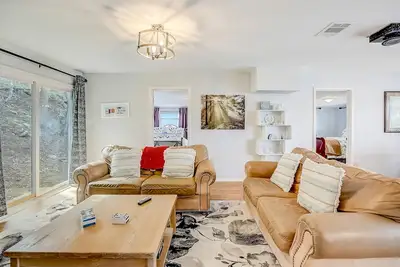 Image de Riverside escape with a scenic deck, grill, firepit & central Ac - dog-friendly