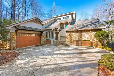 Image de Spacious lake home with firepit, 3 fireplaces, pool table & shared amenities