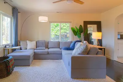 Image de Stylish St. Helens Bungalow Haven