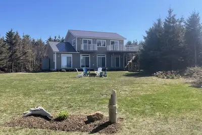 Image de Large beach house with cottage feel, with ocean views and steps from sandy beach