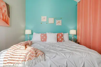 Image de Walk to At and T✶Fast Wifi ✶King Bed ✶4k Tv✶Free Parking #41