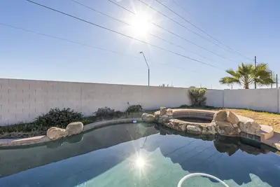 Image de Lovely 3 bedroom & 2 bath home with a private pool & jacuzzi.