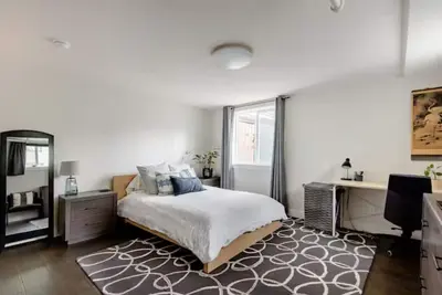 Image de A pied-à-terre near bistros, shops, and sports stadium w/ parking and Ev charger