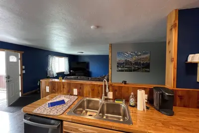 Image de Close to airport cozy cabin style home sleeps 6