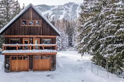 Image de Mountain View Escape: Elegant Family-Friendly Home Near Red Mountain Ski Hill