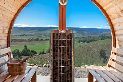 Image de Luxury Vacation Rental with Premium Cedar Wood Sauna, Hot Tub, and Cold Plunge